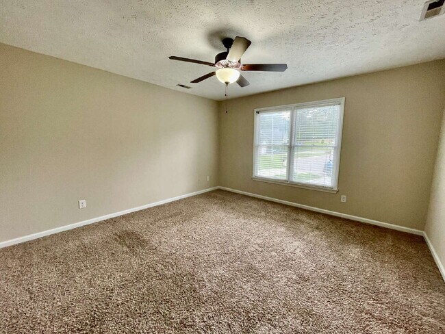 Building Photo - Charming 3-Bed Haven With 2.5 Baths In Fay...