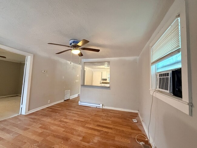 Building Photo - COMING SOON! 2 Bed House! Making it ready for you!