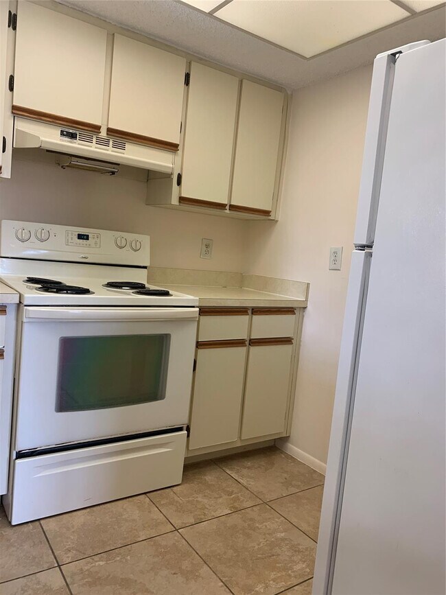 Building Photo - 1560 SE Royal Green Cir