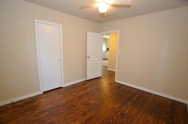 Building Photo - 712 S Apple St