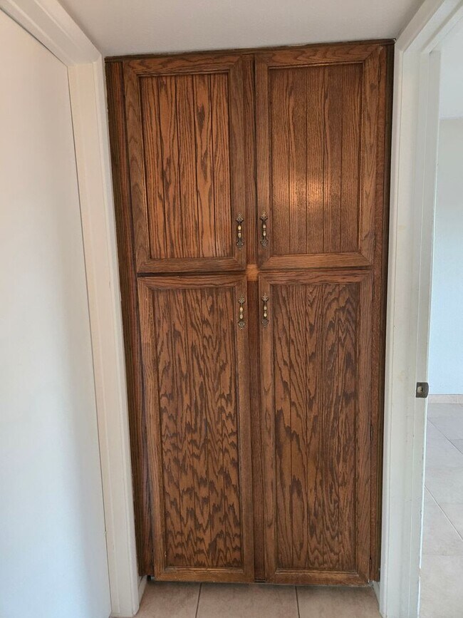 Building Photo - Beautiful 3 Bed 1.75 bath Corner lot, with...