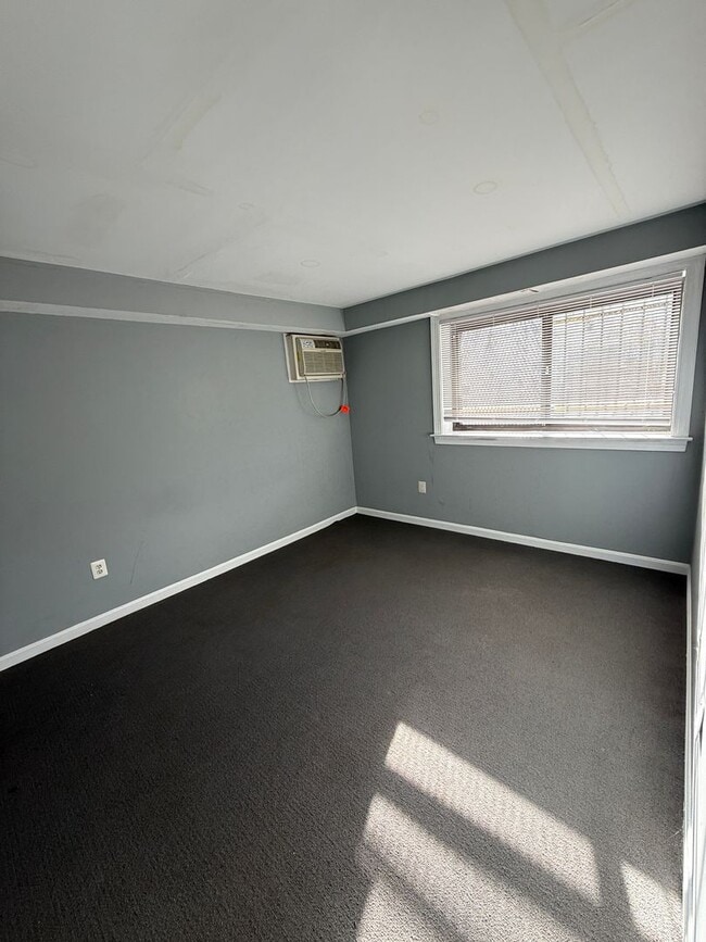 Building Photo - Beautiful 2 Bedroom 1 Bath Condo Conveniently Located