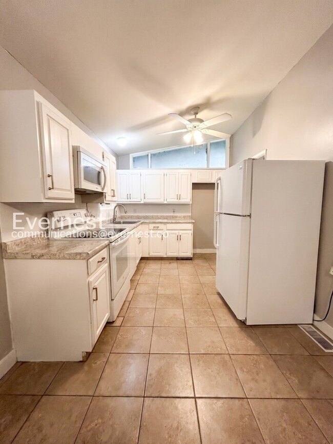 Building Photo - 560 Jamaica Pl