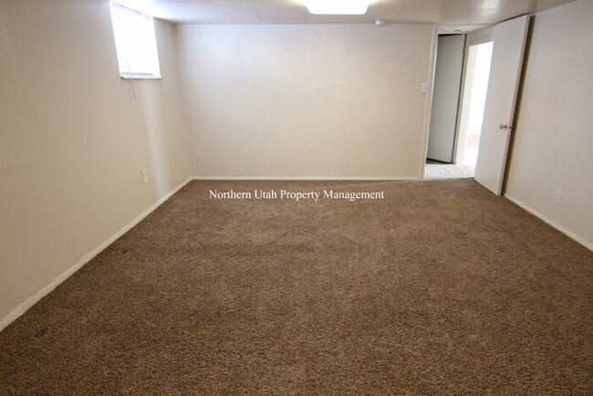 Building Photo - 3 Bed 1 Bath Duplex