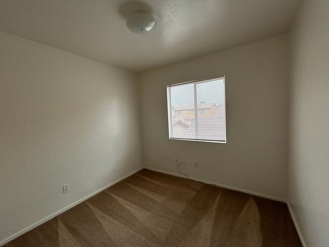 Building Photo - 3 Bedroom 2 1/2 Bathroom Freshly painted & carpet, Close to Grand Canyon University
