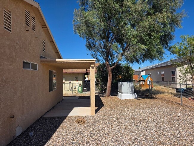 Building Photo - 3 Bed/2 bath home located in desirable Holiday Shores, Bullhead City AZ.