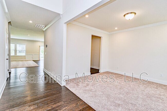 Building Photo - 14 Larson Dr