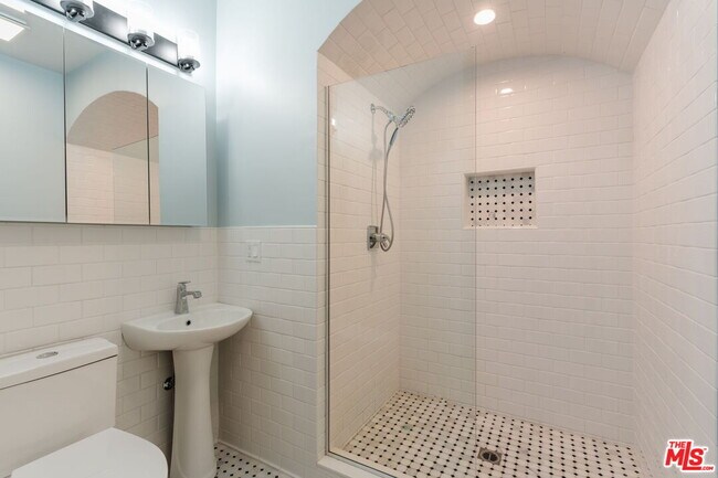 Building Photo - 2170 W 24th St