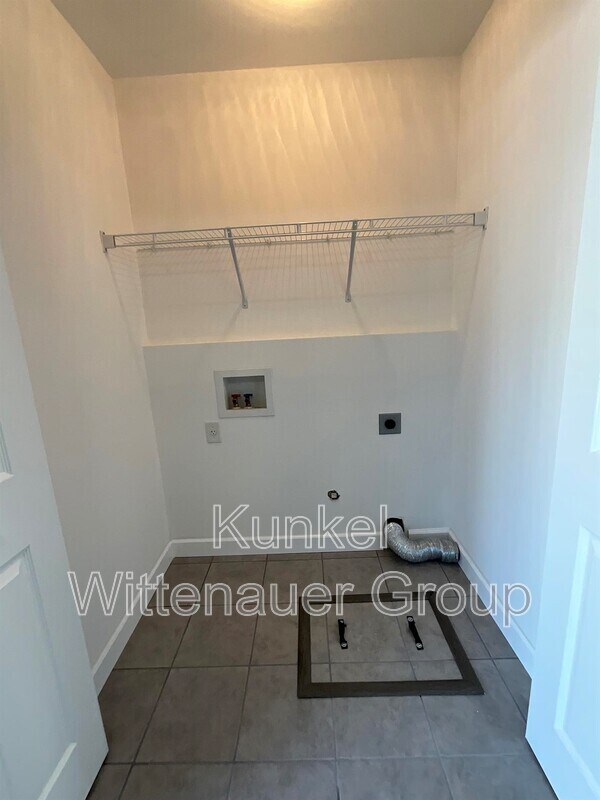 Building Photo - 700 Fountain View Dr