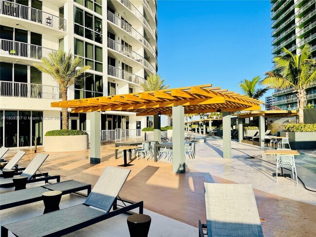 Building Photo - 1750 N Bayshore Dr