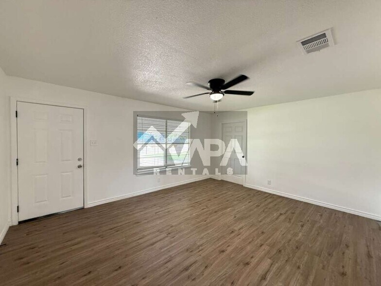 Building Photo - 315 Jamaica Dr