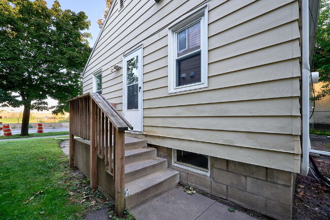 Building Photo - Charming 3-Bedroom Home with Finished Basement in Minneapolis!