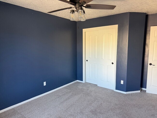 Building Photo - Spacious 4 Br, 2.5 Ba with 2 living areas, loft, kitchen appliances, 2 car garage.