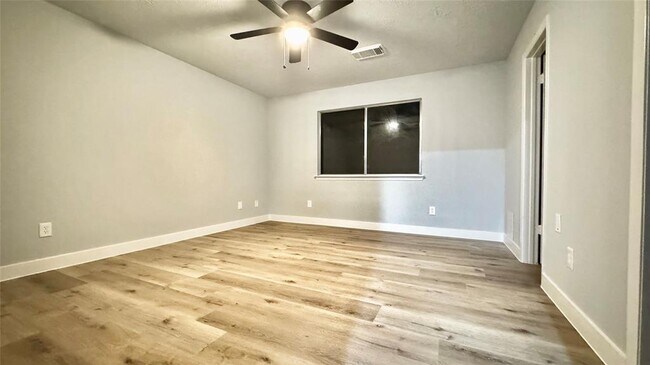 Building Photo - 415 Starborough Dr