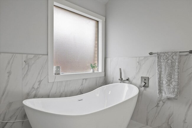 Building Photo - 703 Primrose Ln