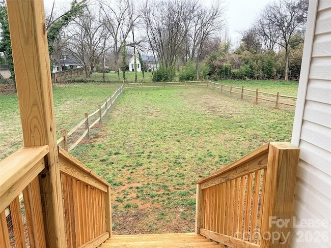 Building Photo - 626 W Bell St