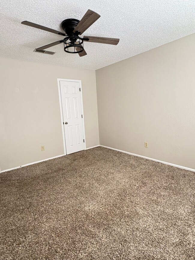 Building Photo - 4 Bed 2 Bath Remodeled Home in Miller Elementary Zone with Solar Panels