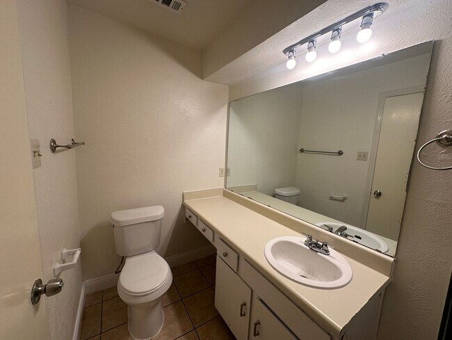 Building Photo - 5415-5415 Brookhollow Dr
