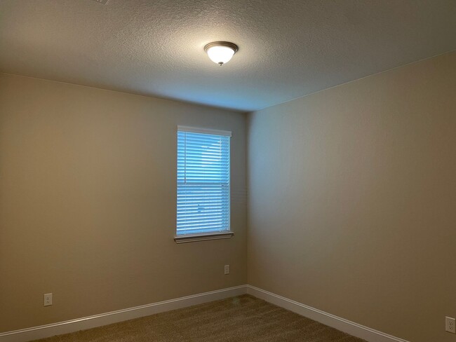 Building Photo - 4 Bedroom in Gruene Field / 1 Mile to Grue...
