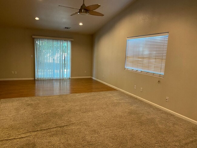 Building Photo - 3 Bedroom 2 Bath Home