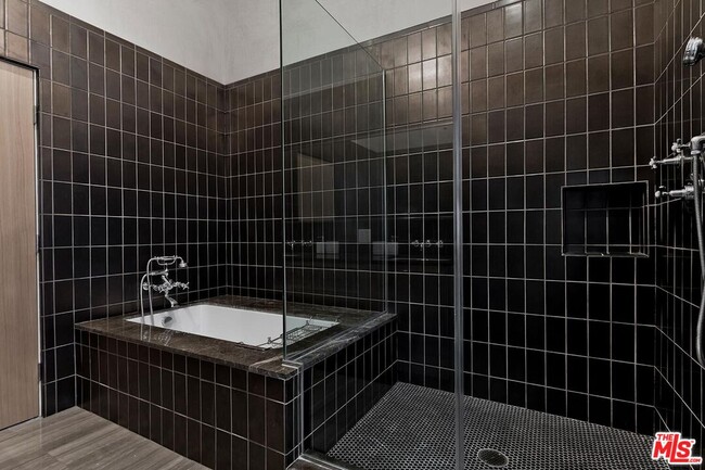 Building Photo - 614 Westmount Dr