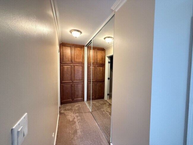 Building Photo - Beautiful 2 bedroom, 2 full bath condo in ...