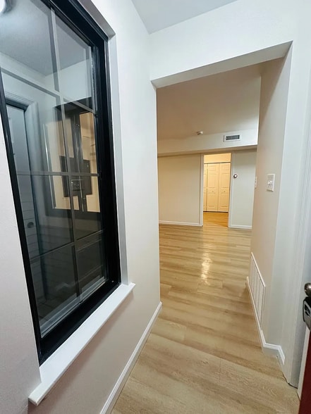 Building Photo - 522 Johnstone St