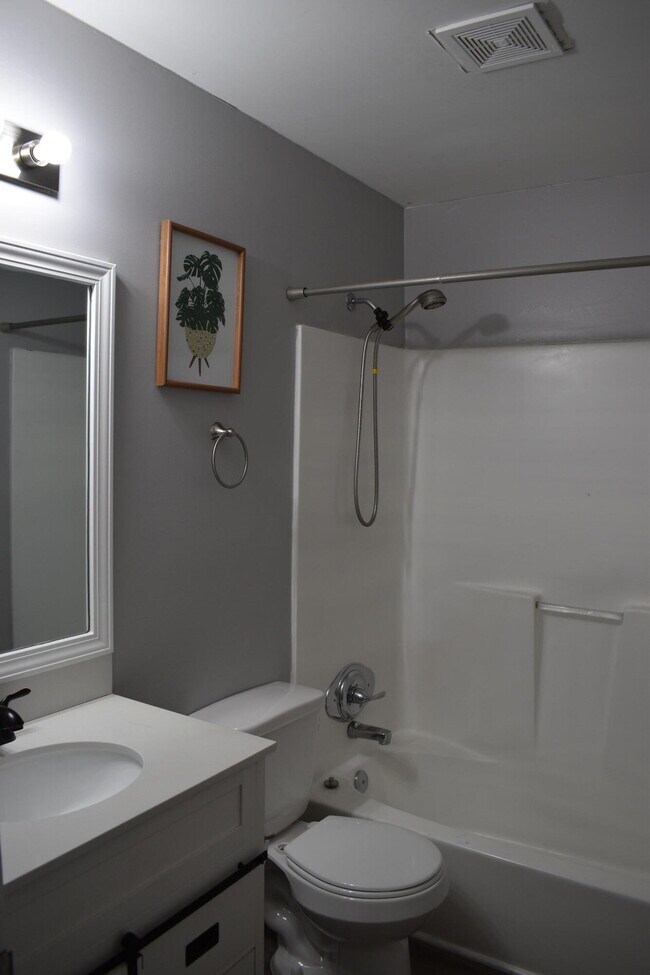 Building Photo - 103 1st St