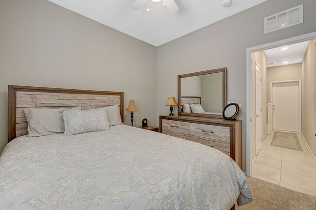 Building Photo - Modern 3 Bedroom Townhouse near Blue Diamond