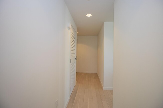 Building Photo - Luxurious 2BD/2BTH w/ Parking and Amazing ...