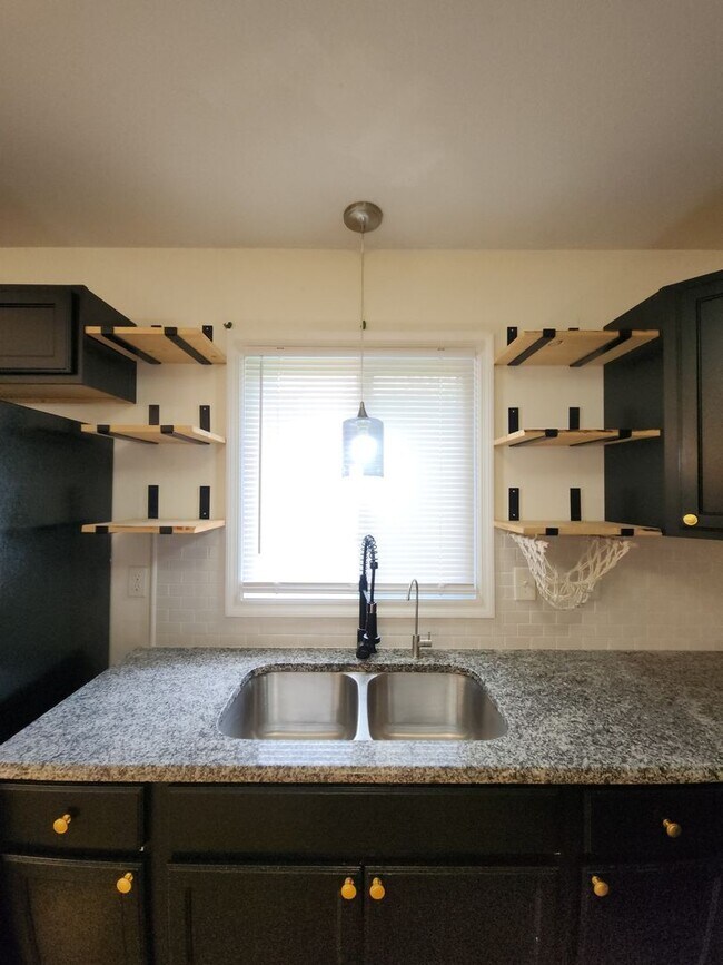Building Photo - Updated 3 Bed / 2 Bath Ranch – Minutes to ...