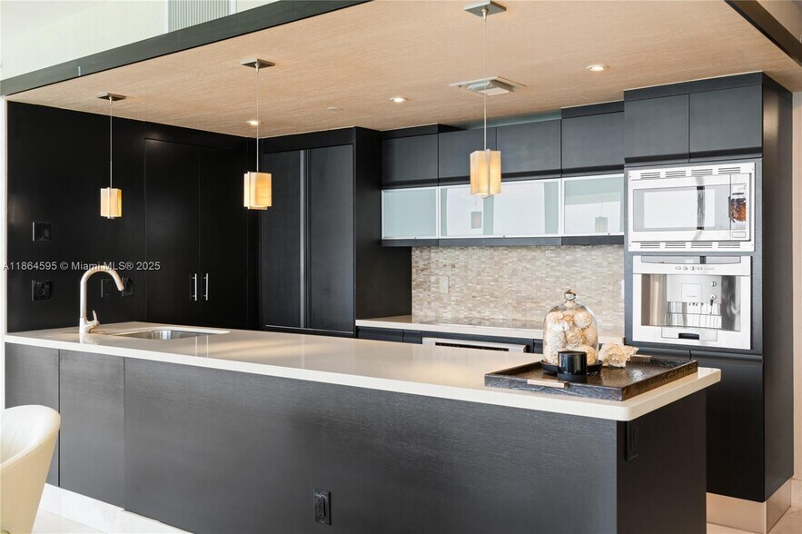 Building Photo - 5875 Collins Ave