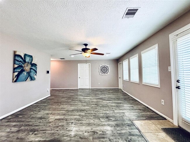 Building Photo - 2413 Kingsdale Dr