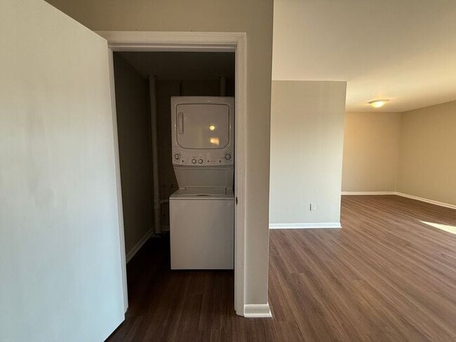 Building Photo - 2 Bedroom Unit was recently renovated. Live walking distance from the downtown square or steps fr...