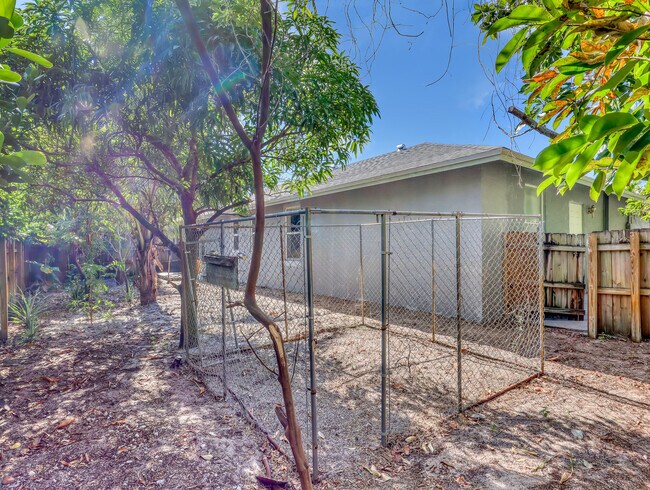 Building Photo - 1950 Wisteria St