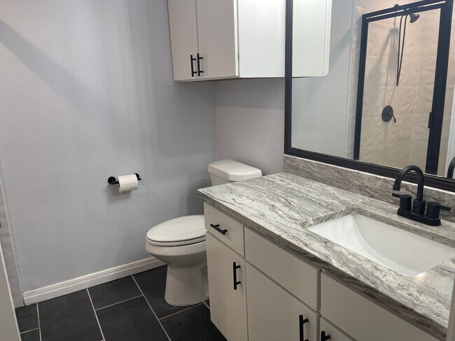 Building Photo - Fully Renovated 2/2 Near Campus