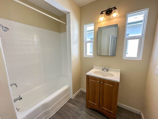 Building Photo - Charming 2-Bedroom Home in North Hollywood!
