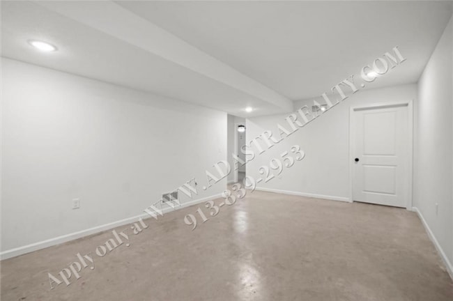 Building Photo - Like New Furnished Home in Lawrence Short Term Lease-Coming SOON!!