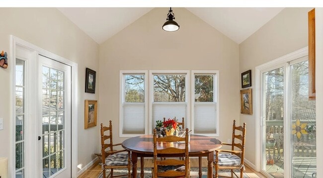 Building Photo - 477 Probart St