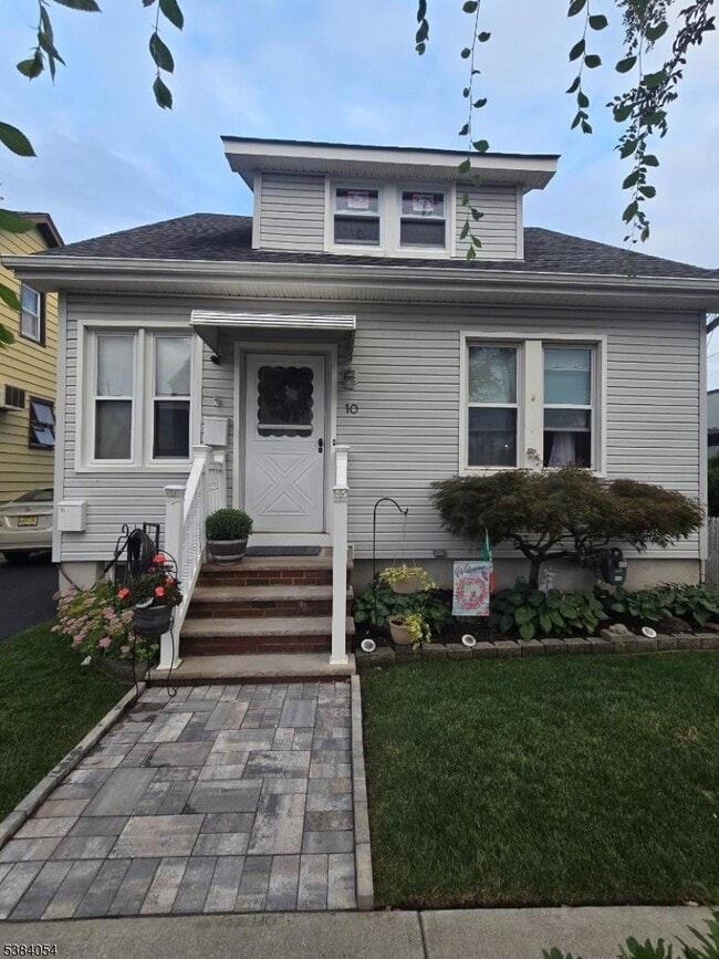 Primary Photo - 10 Morrissee Ave