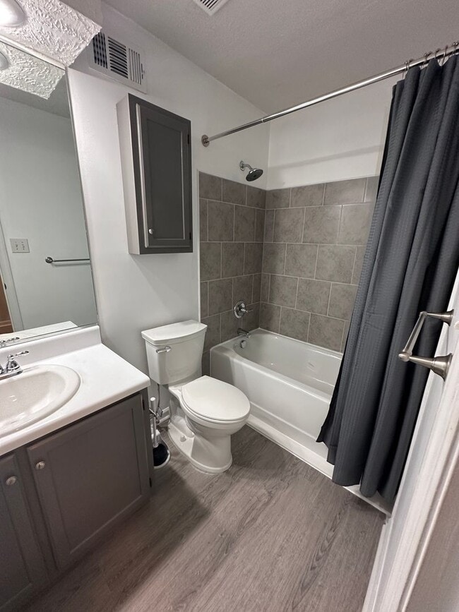 Building Photo - Remodeled 2 bedroom 1.5 bathroom townhome ...