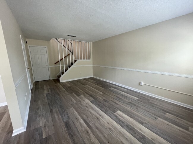 Building Photo - Town House For Rent