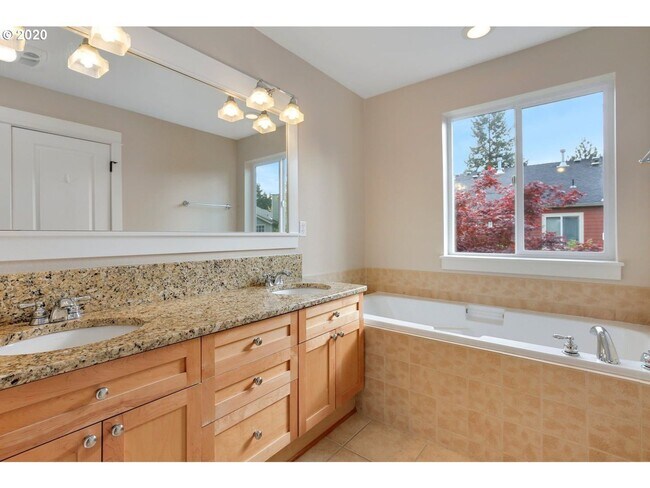 Building Photo - Bright Bull Mountain Townhome - Hardwoods, Granite, Private Patio, Garage, and more!