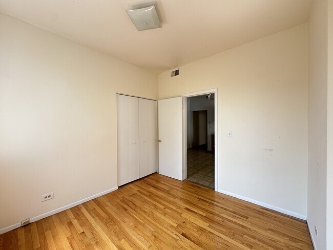 Building Photo - 3147 W Medill Ave