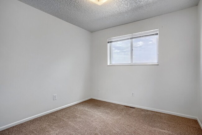 Building Photo - 14711 W Ellsworth Ave