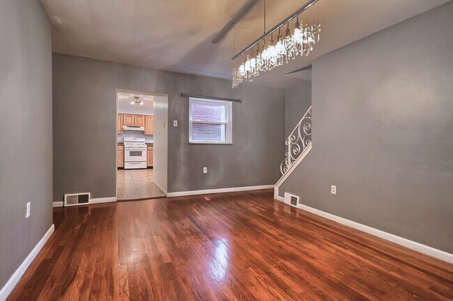 Building Photo - Charming 3 bed, 2 bath, south side flats h...
