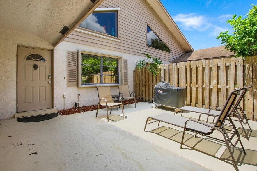 Building Photo - 2046 Cove Ln