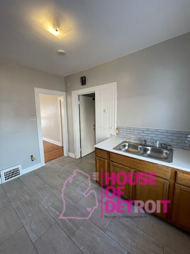 Building Photo - 14551 Mettetal St