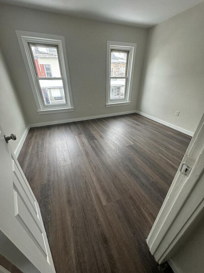 Building Photo - 4 bedroom 1 bath house with off street parking