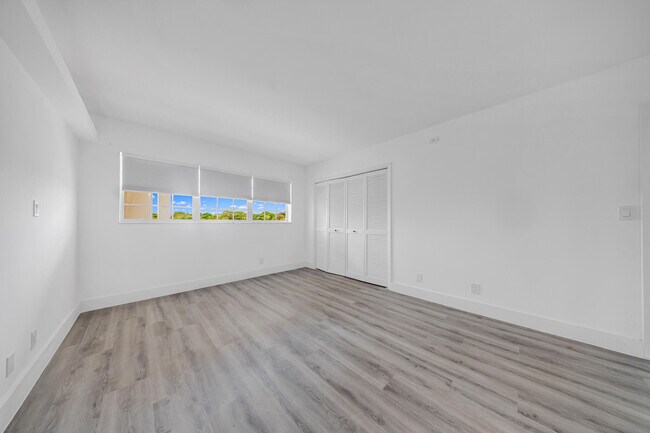 Building Photo - 3151 S Palm Aire Dr